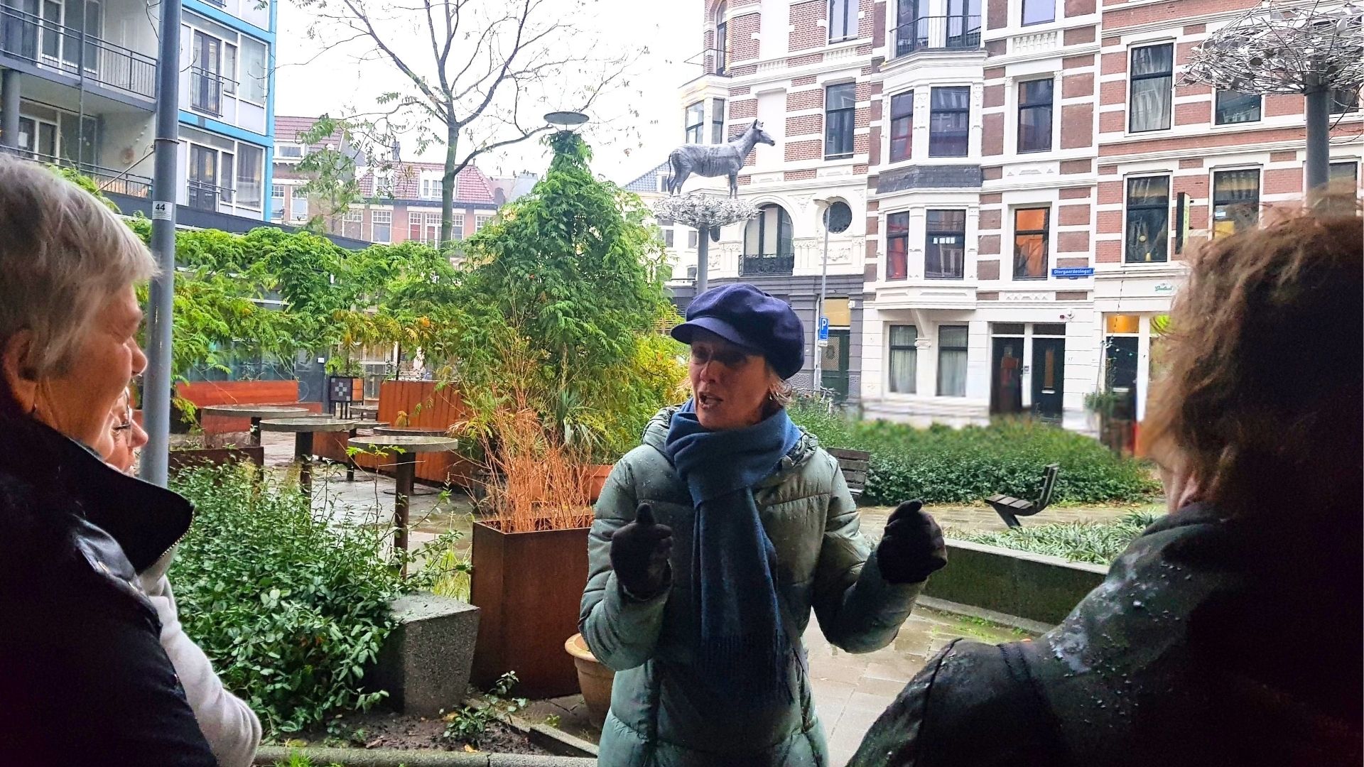 Stadsgids Astrid Steijger tijdens een rondleiding door het centrum van Rotterdam.